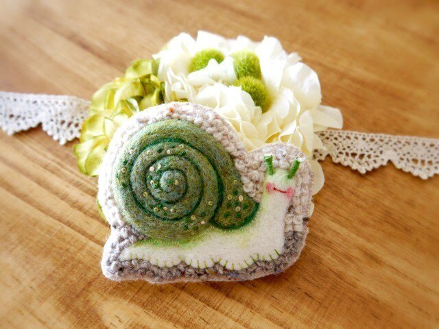 でんでん虫ブローチ《緑》の画像1枚目