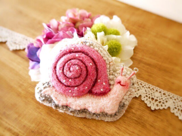 でんでん虫ブローチ《桃》の画像1枚目