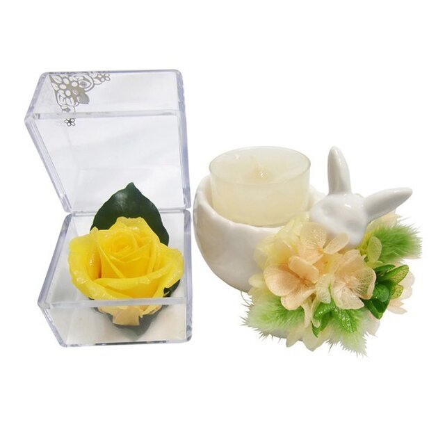 【プリザーブドフラワーお月様色した黄色い薔薇キューブとアロマキャンドルのギフトセット】紫陽花の洋服を着たのウサギさんからの贈り物の画像1枚目