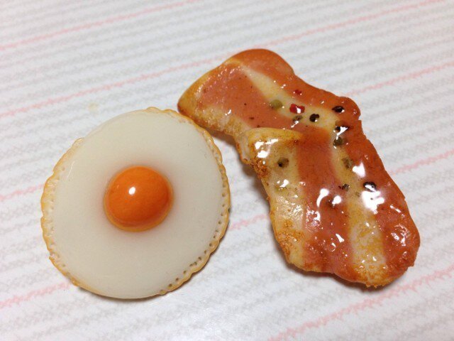 ベーコンエッグセット ピンバッチの画像1枚目
