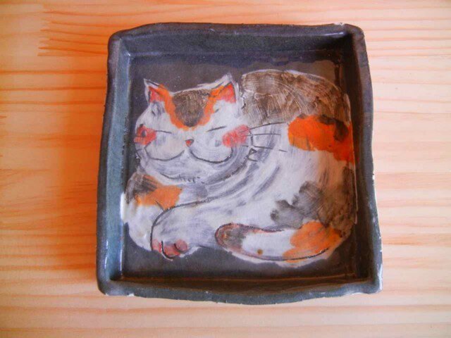 猫のまるまるグレーの角皿:A横イエローの画像1枚目