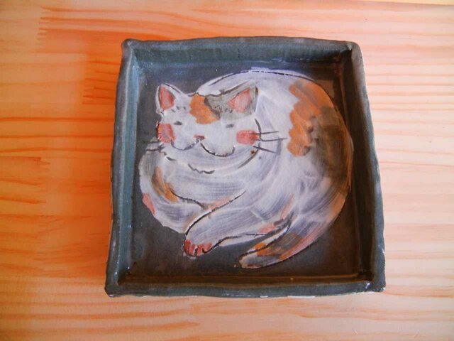 猫のまるまるグレーの角皿:B横ピンクの画像1枚目
