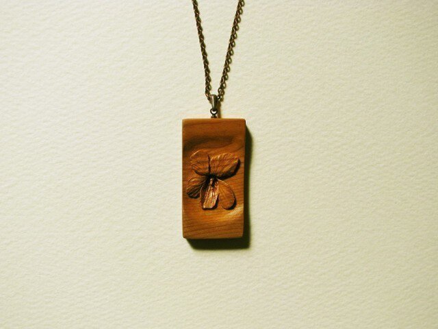 すみれの花” 彫刻ペンダント（ｲﾁｲ） | iichi 日々の暮らしを心地よく