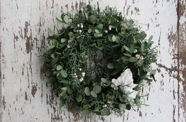 ユーカリと針葉樹のリース | iichi 日々の暮らしを心地よくする