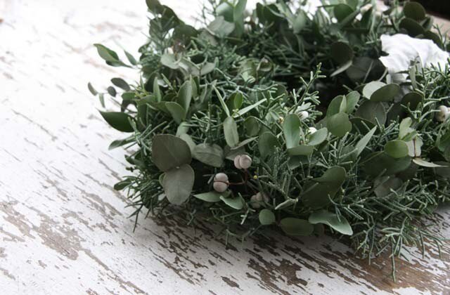 ユーカリと針葉樹のリース | iichi 日々の暮らしを心地よくする