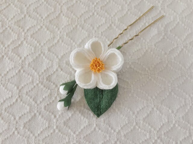 つまみ細工〉椿のかんざし(一輪・白) | iichi 日々の暮らしを心地よく