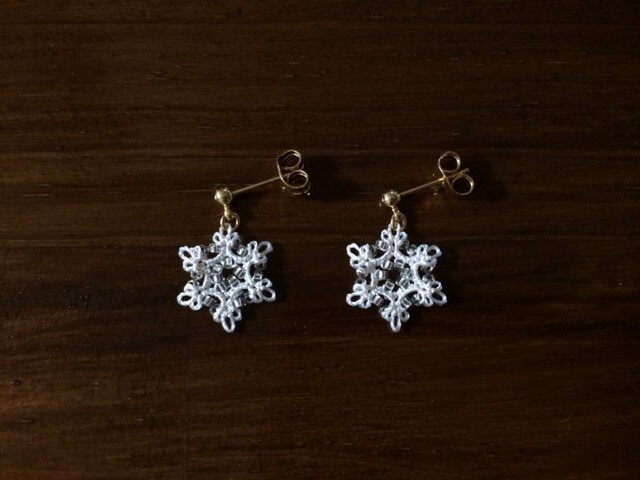 【オーダー品】雪の結晶ピアス〈オフホワイト〉*タティングレース*の画像1枚目