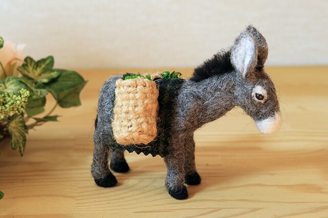羊毛フェルト ロバ（一体のみ） | iichi 日々の暮らしを心地よくする