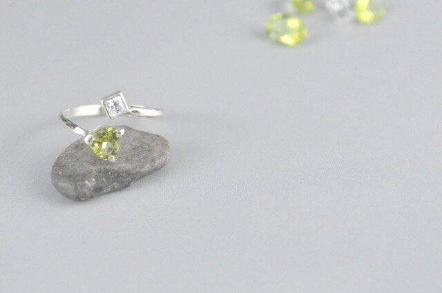 Heart Peridot Pinkie Ringの画像1枚目