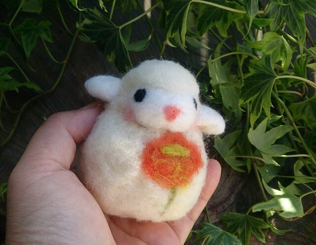 羊毛フェルト 白ひつじだるま 橙花 | iichi 日々の暮らしを心地よく