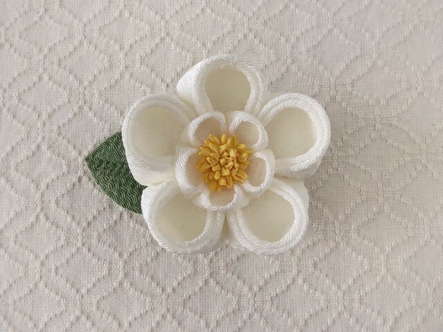 つまみ細工〉椿大輪の2way(一輪・白) | iichi 日々の暮らしを心地よく