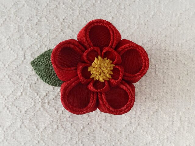 ハンドメイド 手刺繍 ブラウン 椿 花柄 4つ割れ 手編みレース縁取り のれん ハンドメイド 手刺繍 ブラウン 椿 花柄 4つ割れ 手編みレース