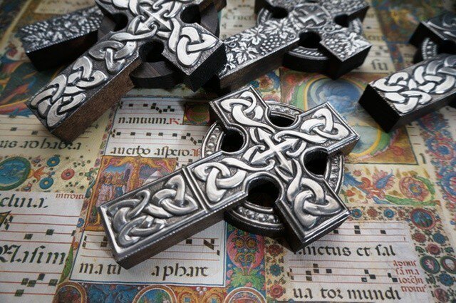 ケルト十字架 組紐紋 | iichi 日々の暮らしを心地よくするハンドメイド