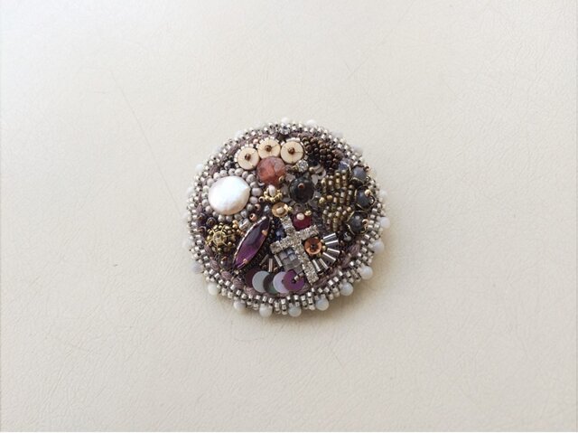 eikoさま ご注文品 天然石のお花の咲くビーズ刺繍のブローチの画像1枚目