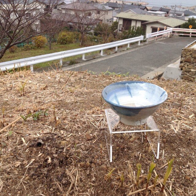 リングとコバルトの茶碗の画像1枚目
