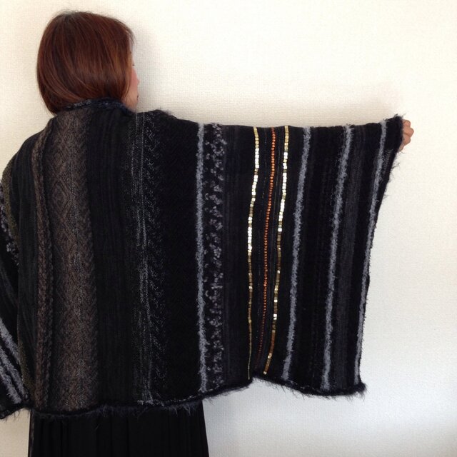 スパンコール刺繍の大判ストールの画像1枚目