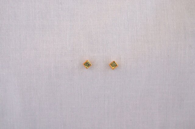 basic square pierce/peridotの画像1枚目