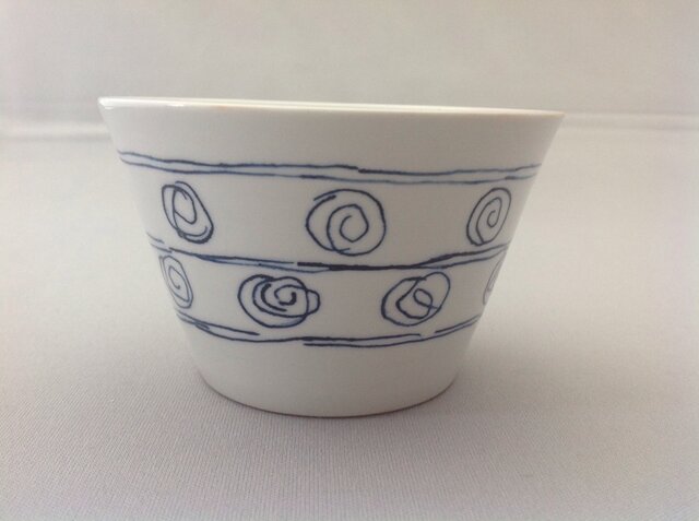 呉須線彫り 横ライン蕎麦猪口 | iichi 日々の暮らしを心地よくする