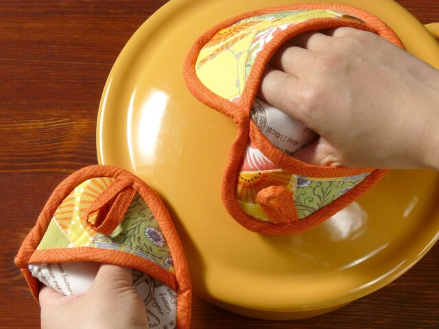 鍋つかみ(そらまめ)のペア ~春のきざし~ オレンジの画像1枚目