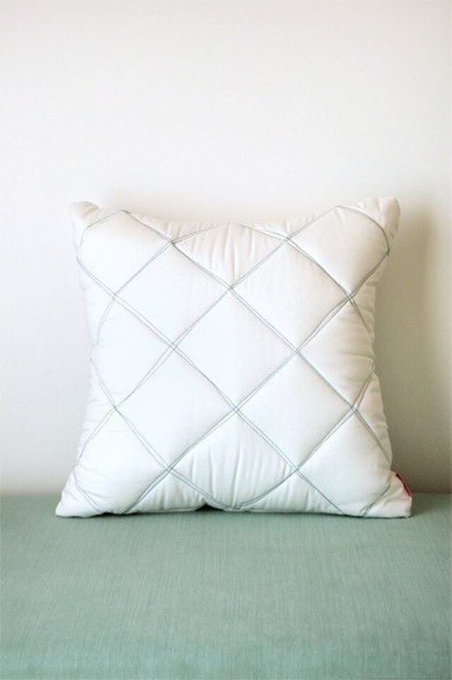 Quilt cushion (M) / whiteの画像1枚目