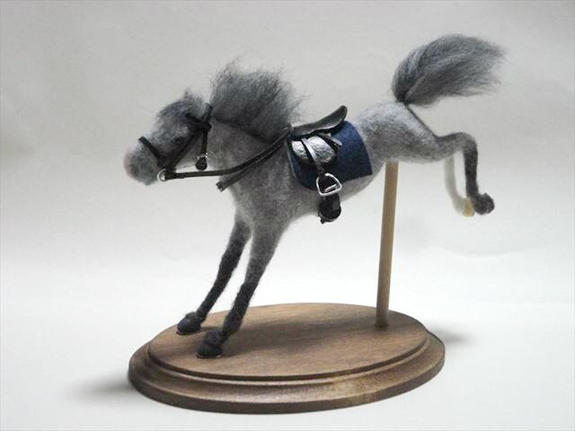 羊毛フェルト】芦毛のサラブレッド | iichi 日々の暮らしを心地よく