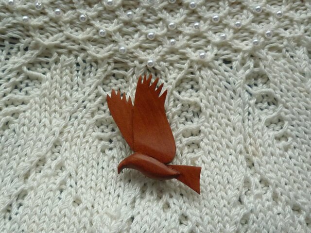 トンビのブローチ アメリカンチェリー材 野鳥シリーズ | iichi 日々の