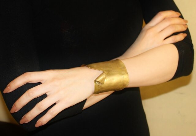 Brass bowguard widecuffの画像1枚目