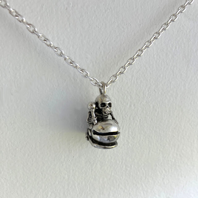 かすう工房 タケオキクチ コラボ 金魚 TK silver ペンダントトップ 木魚を抱えたドクロのペンダントトップ | iichi 日々の暮らしを