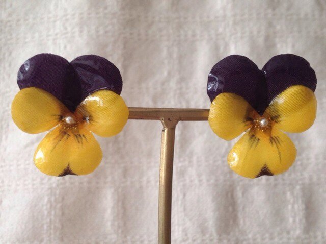 染め花を樹脂加工したビオラピアス( M・紫黄色)の画像1枚目
