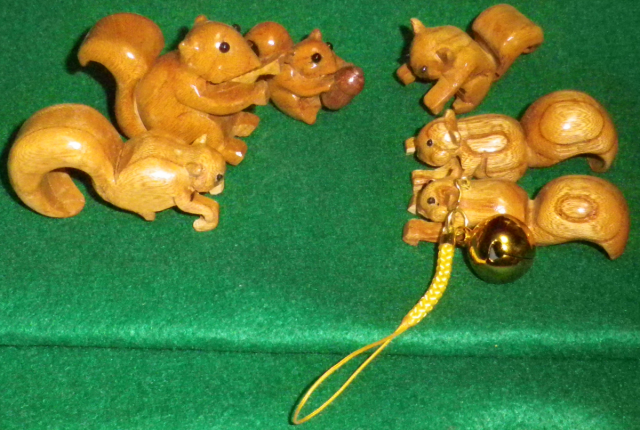 高級木彫リスのストラップの画像1枚目