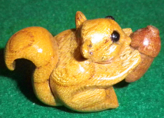 高級木彫リスのストラップ | iichi 日々の暮らしを心地よくする