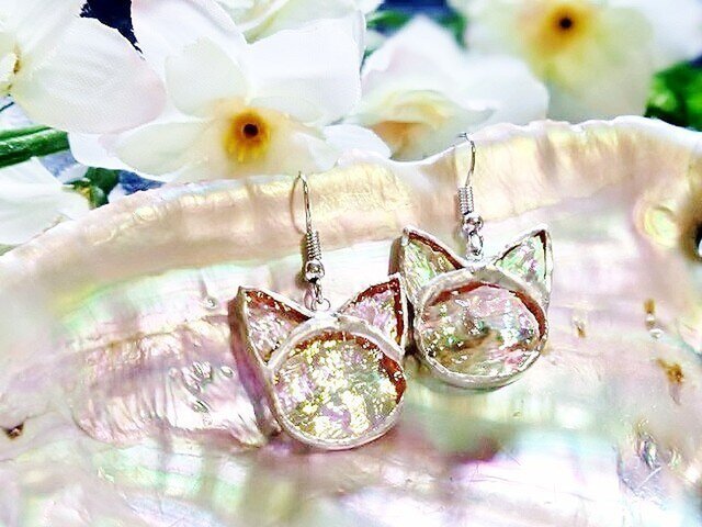 ステンドグラス 猫のピアス～虹猫～ | iichi 日々の暮らしを心地よく