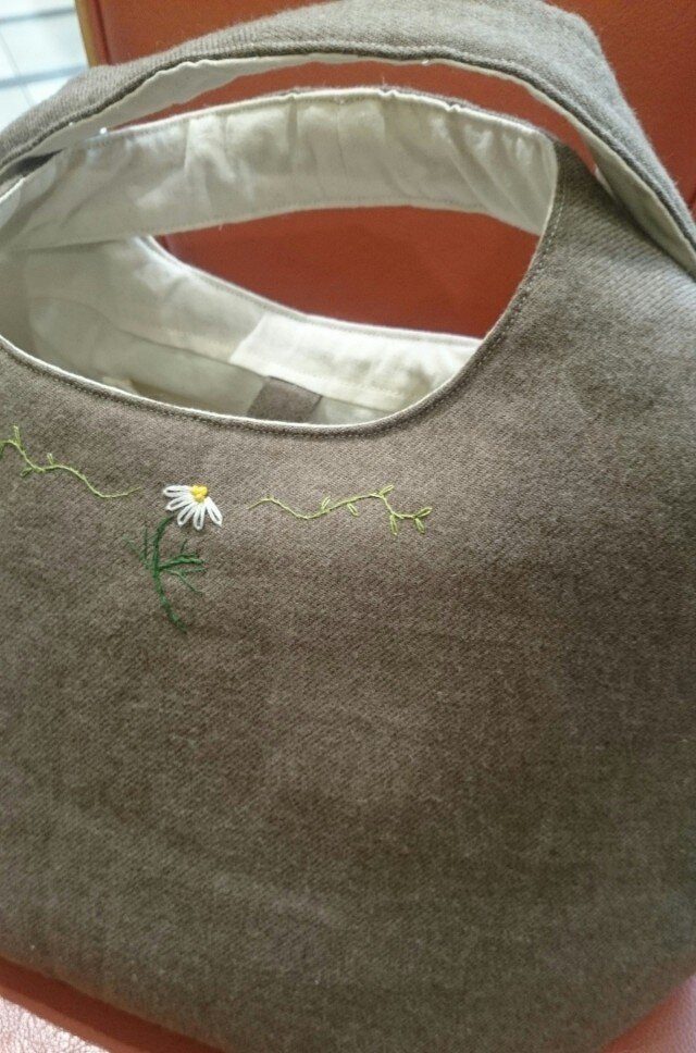 ハーブの刺繍 丸底バックの画像1枚目