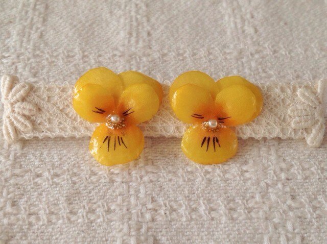 染め花を樹脂加工したビオラピアス( S・黄色)の画像1枚目