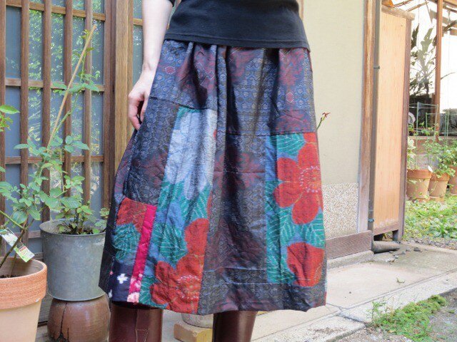 紬と大島より☆裾イレギュラー、スクエアサーキュラーの花びらスカート 大島紬でリメイクスカート☆大きな花の紬や細かい銘仙パッチ