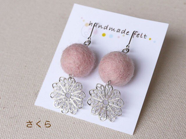 春色さくら フェルトイヤリング・ピアス(花形メタルパーツ)の画像1枚目
