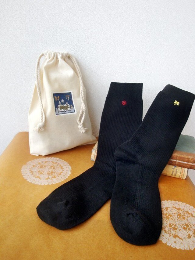 四葉のクローバーとてんとう虫の手刺繍の靴下 Iichi ハンドメイド クラフト作品 手仕事品の通販