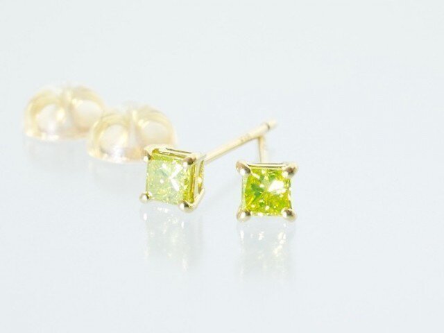 0.29ct 天然イエローダイヤモンド プリンセスカット×K18 スタッドピアスの画像1枚目