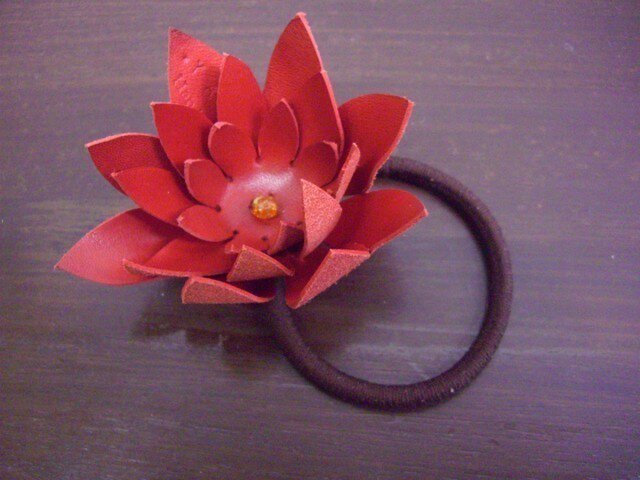ヘアゴム  大人可愛い赤いお花❁⃘*.゜(*≧∀≦*) ヘアゴム 花 赤 | iichi 日々の暮らしを心地よくするハンドメイドや