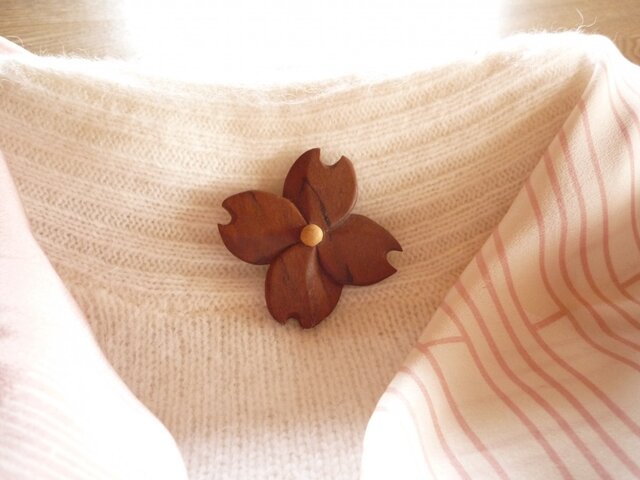 ハナミズキ サクラの木の花のブローチの画像1枚目