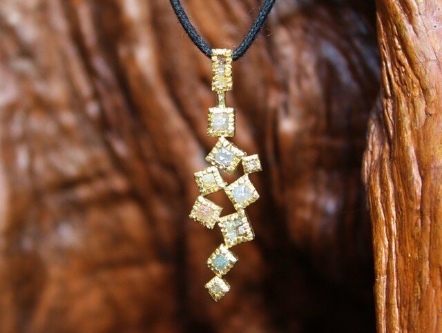 Raw Dia Cube Geometric Pendantの画像1枚目