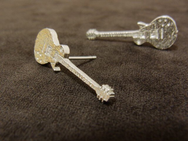 ギターのピアス(レスポールタイプ)の画像1枚目