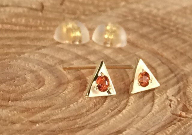 K18 天然オレンジサファイア ピアス | iichi 日々の暮らしを心地よく