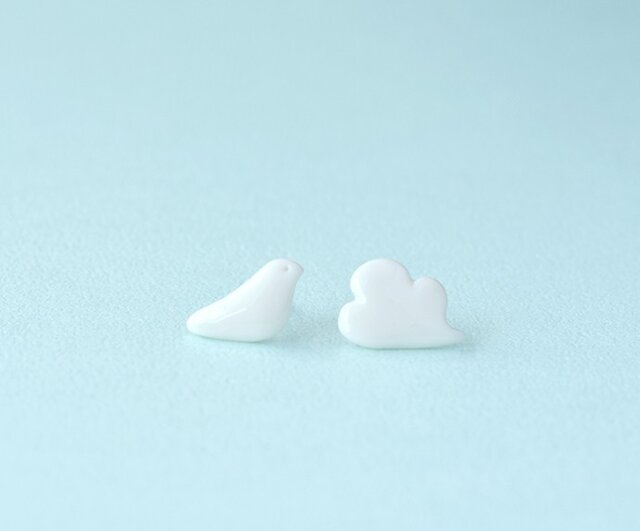 白磁のピアス(鳩雲)の画像1枚目