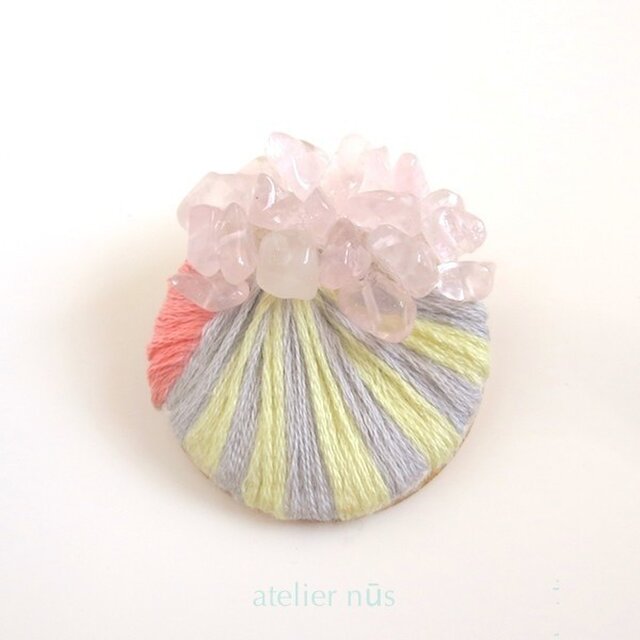 ローズクォーツ × ハンド刺繍 ラウンドブローチの画像1枚目