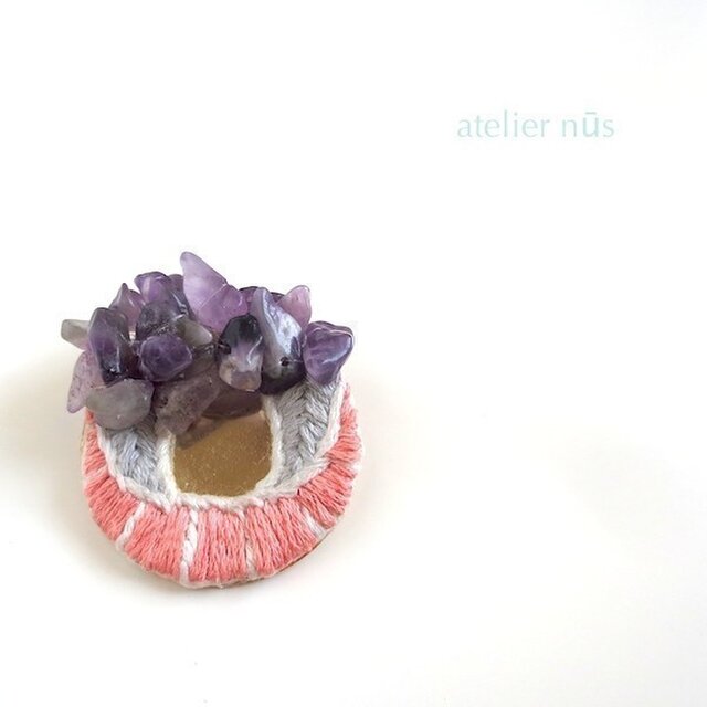 アメジスト × ハンド刺繍 ラウンドブローチの画像1枚目