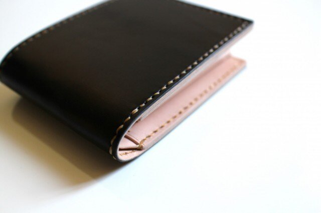 ハンドメイド 二つ折り財布 栃木レザー サドルレザー ブラック 受注生産品】二つ折り財布 ～栃木ブラックサドル×栃木サドル～ | iichi