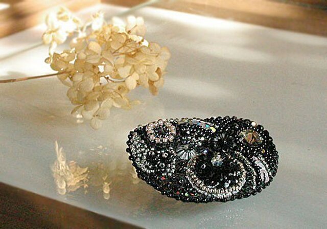 ビーズ刺繍のBrooch の画像1枚目