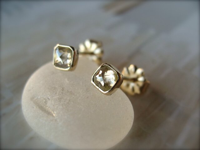 Translucent Diamond Square ピアスの画像1枚目