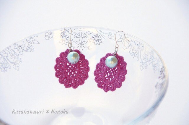 コットン×コットンパールのコチニール染ピアス*アクアの画像1枚目
